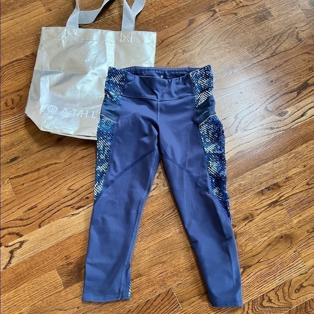 𝅺ATHLETA elation cropped blue leggings w/bag size XS EUC
